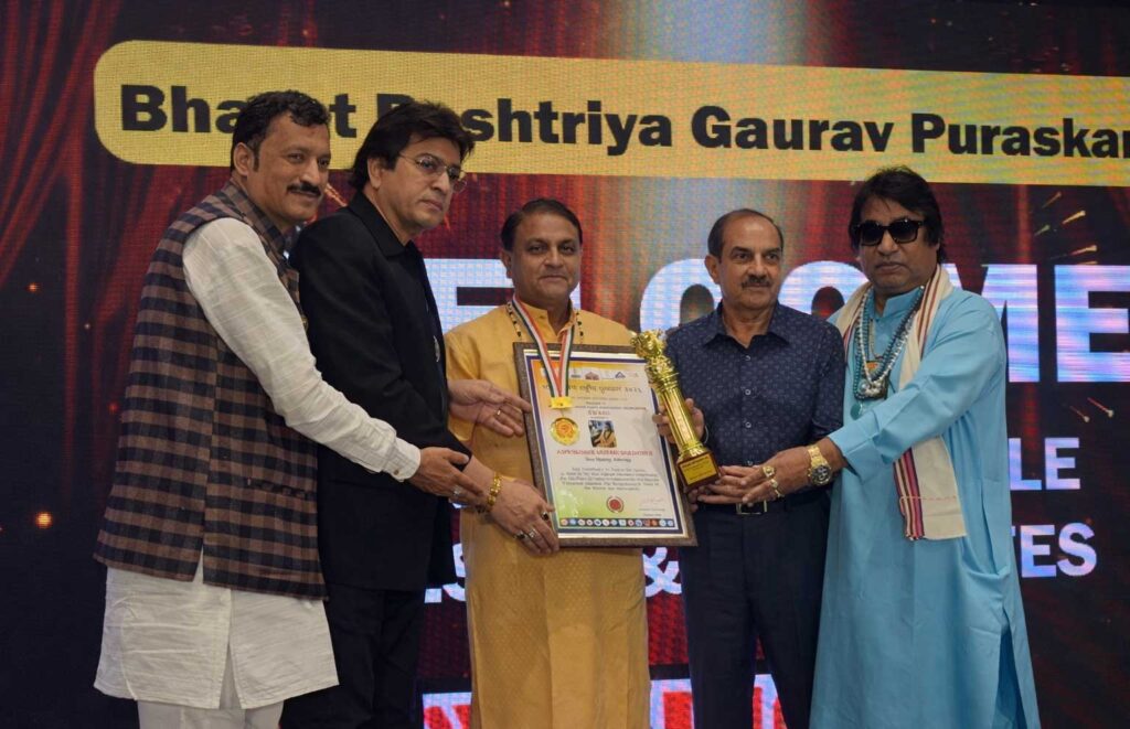 surat astrologer getting award